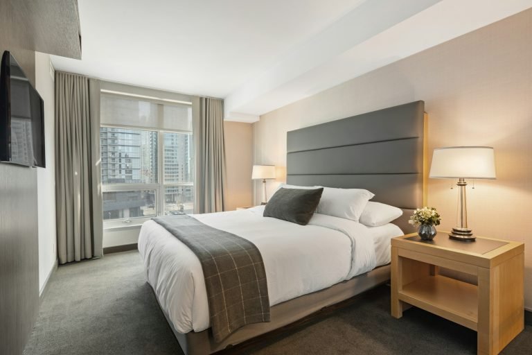 Second bedroom with bedside lamps