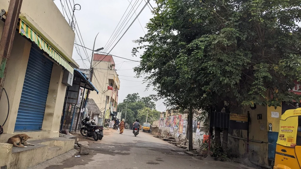 Gopuram and surroundings of the Jambukeswarar Temple in Thiruvanaikaval