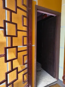 Meena’s Guest Home, Pathukannu – Decorative entrance door