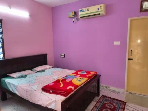 Meena’s Guest Home, Pathukannu – Bedroom with dressing table and chair