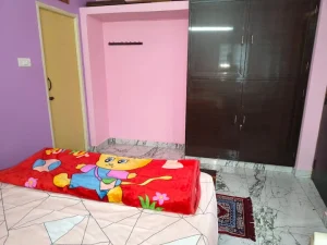 Meena’s Guest Home, Pathukannu – Bed and wardrobe