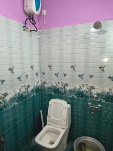 Meena’s Guest Home, Pathukannu – Attached bathroom with water heater