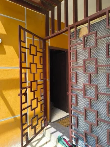 Meena’s Guest Home, Pathukannu – Decorative entrance doors